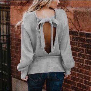 🎀 Boutique Women’s Size Small Open Bow Back Gray Sweater